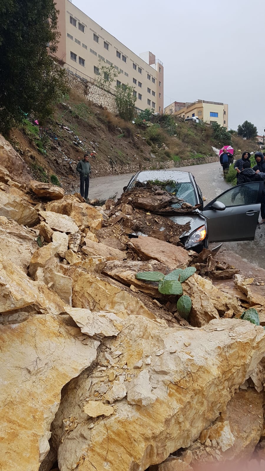 إصابة فحماوية بانهيار صخري في طريق عين خالد