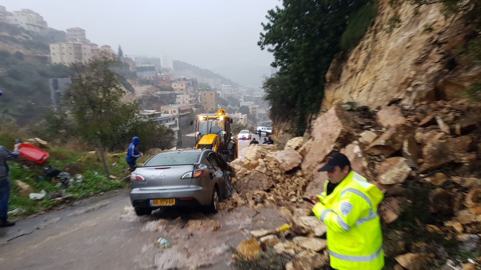 إصابة فحماوية بانهيار صخري في طريق عين خالد