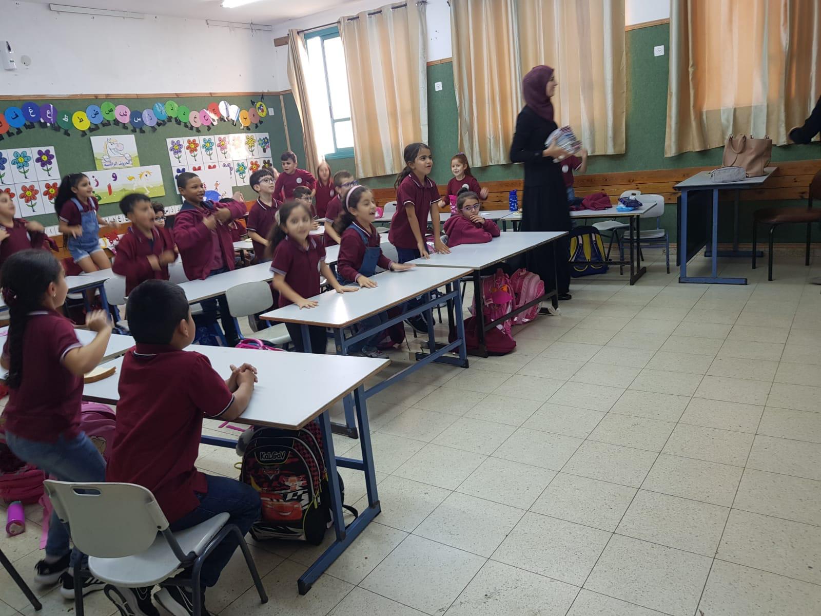 طلاب السنديانة في زيارة مدارس ومؤسسات لوضع بصمات سنديانية 