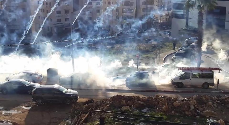 الاحتلال يقتحم مقر وفا ويستهدف الموظفين بقنابل الغاز