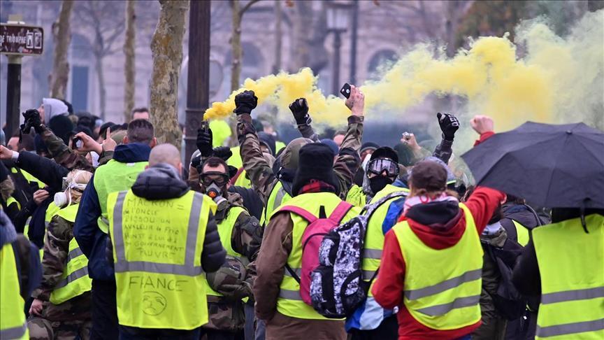 السترات الصفراء الفرنسية تشعل نقاشا عالميًا
