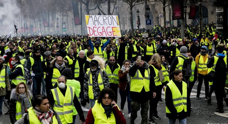 السترات الصفراء الفرنسية تشعل نقاشا عالميًا