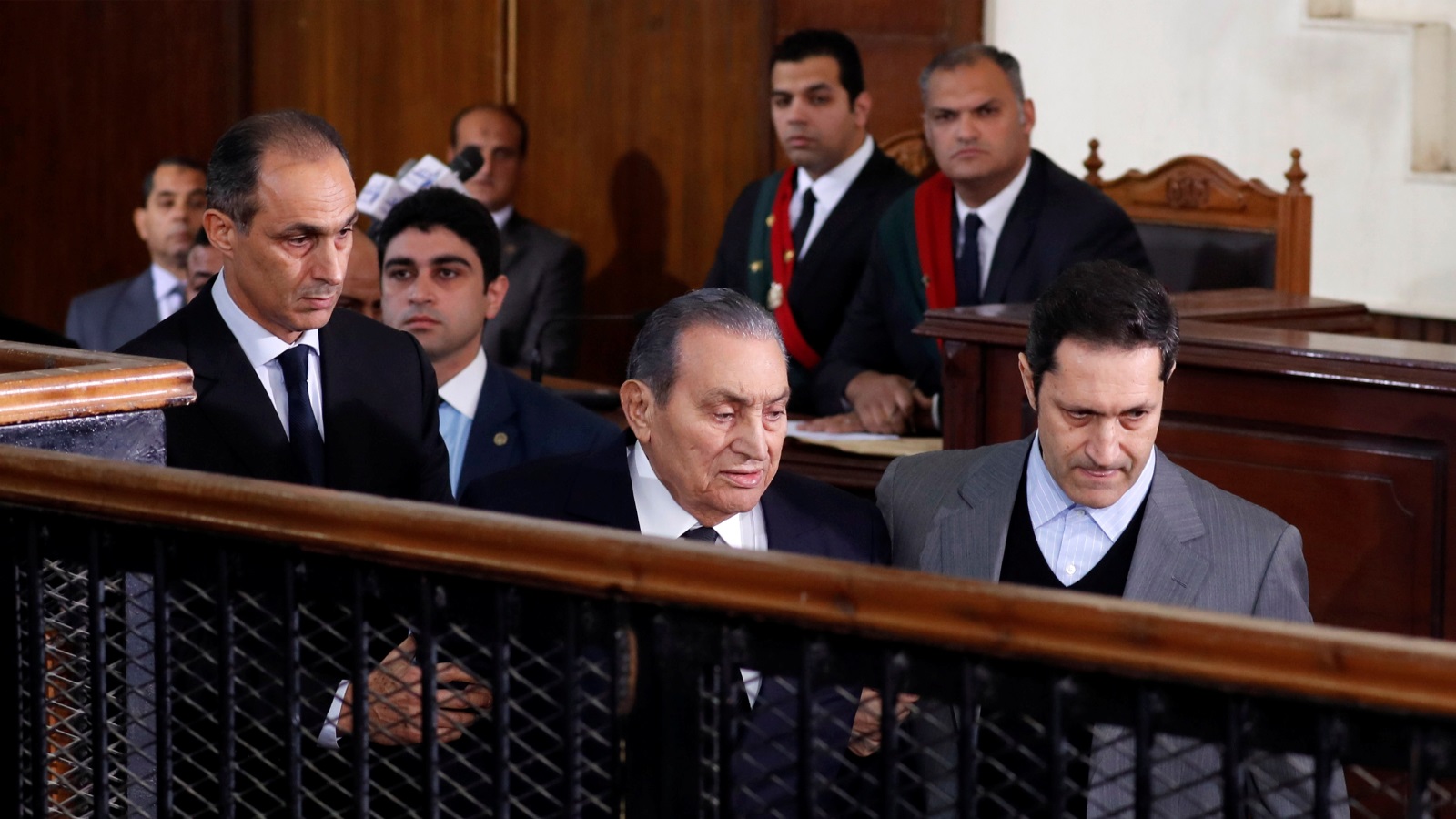 مبارك ومرسي وجها لوجه للمرة الأولى أمام القضاء