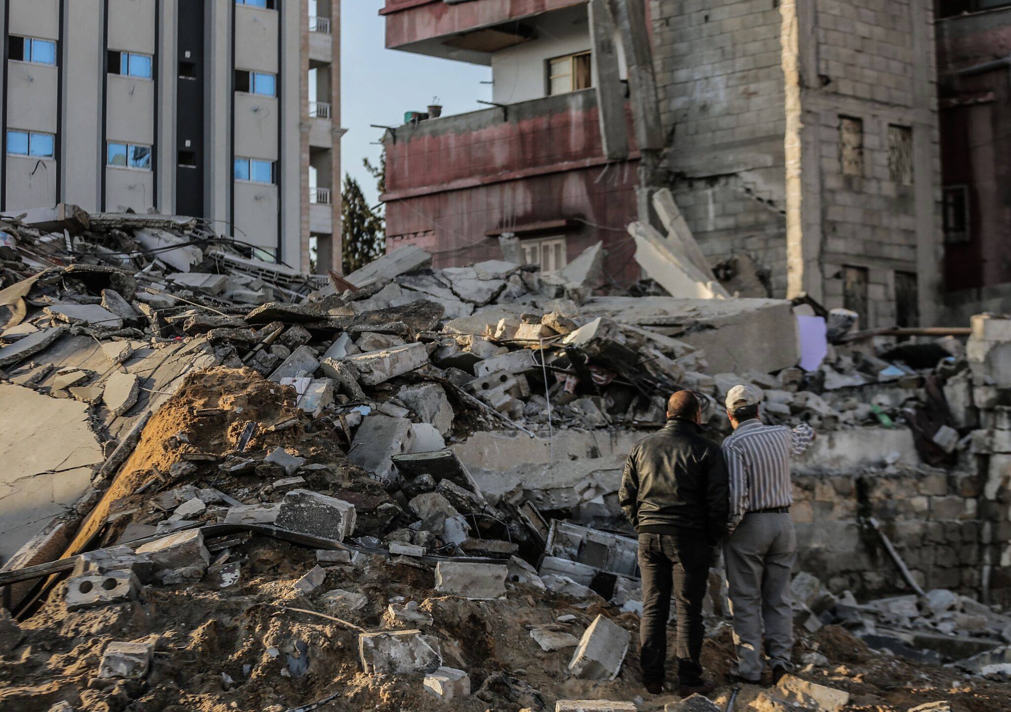 يوم حذِر في غزة بعد ليلة عدوان خلّفت دمارًا