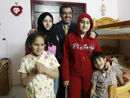 اسرائيل ترفض تعويض طبيب من غزّة فقد 3 من بناته