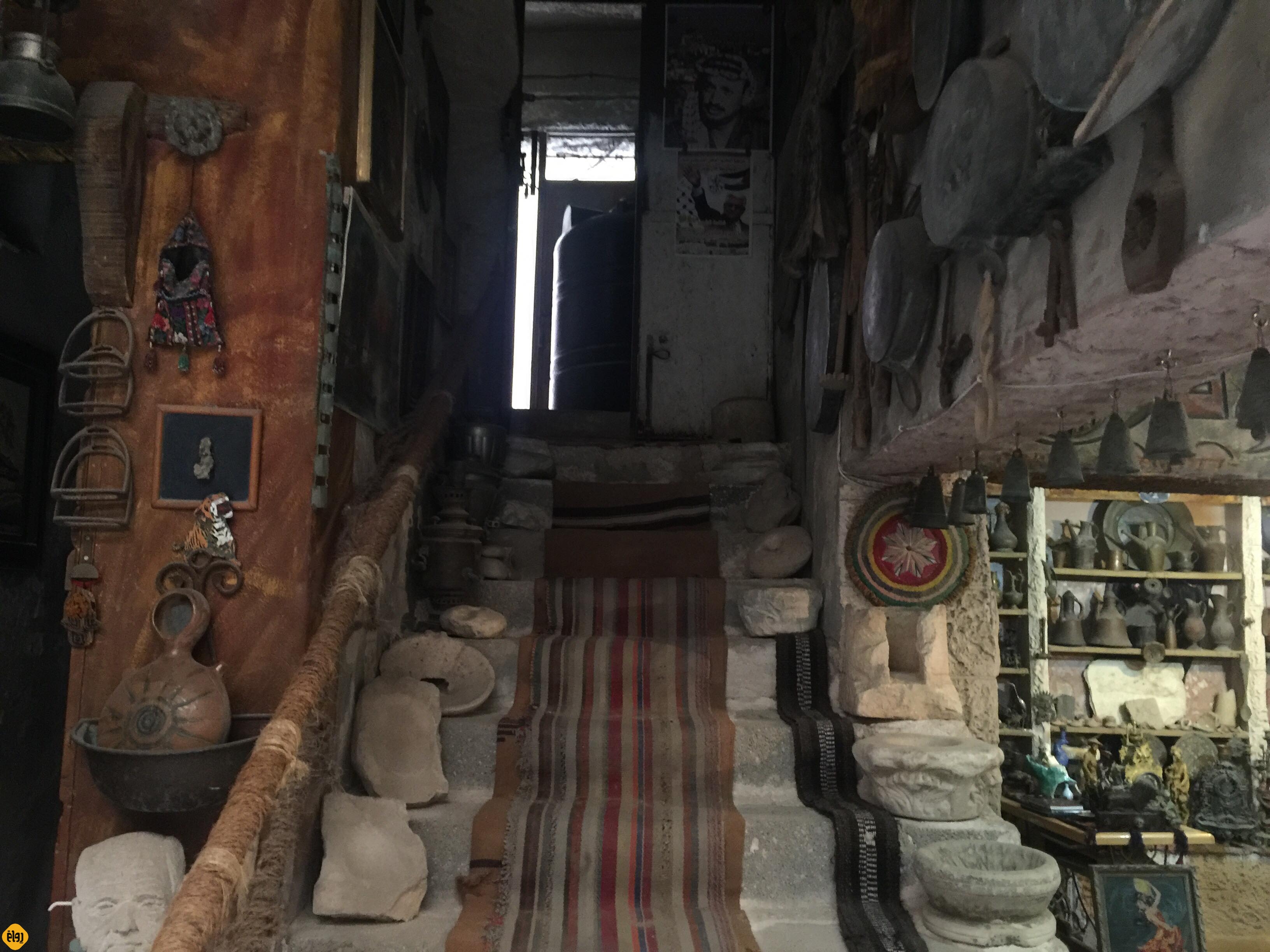 فلسطيني يملك متحفًا يحوي قطعا أثرية عمر بعضها أكثر من 4 آلاف سنة