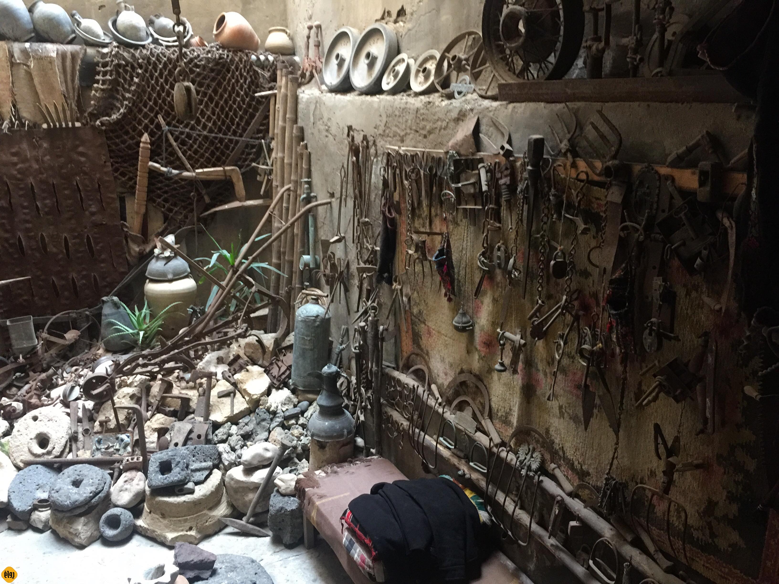 فلسطيني يملك متحفًا يحوي قطعا أثرية عمر بعضها أكثر من 4 آلاف سنة