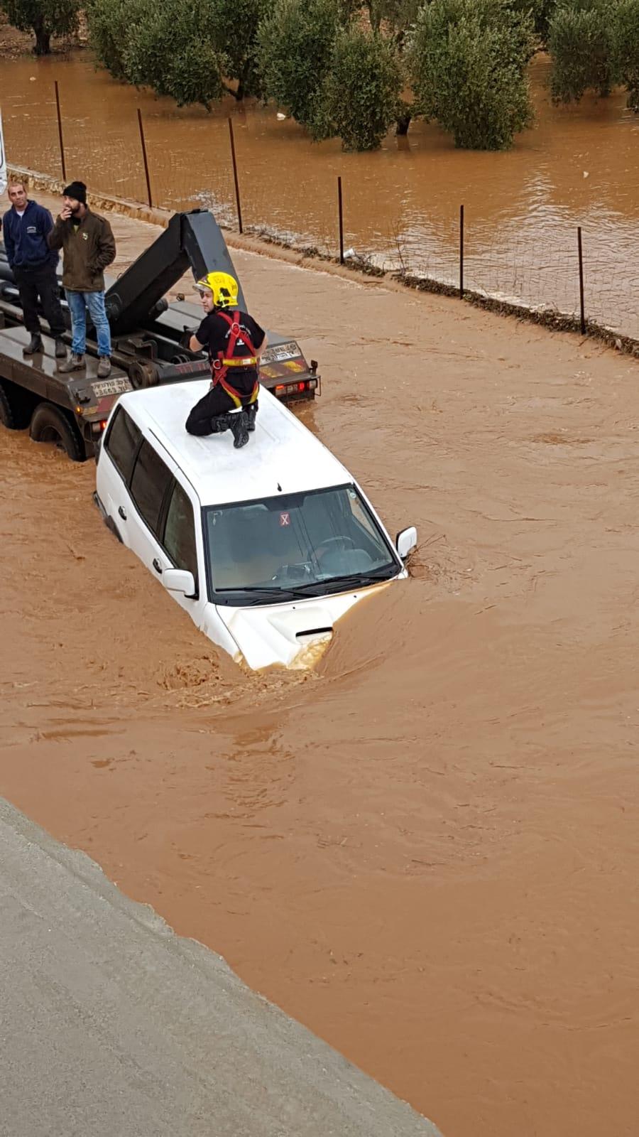 إنقاذ 3 مواطنين بعد أن غرقوا داخل مركبتهم في سيول الأطار قرب عرابة